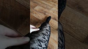 Примеряю новые колготки, я просто в шоке, такие рисунки