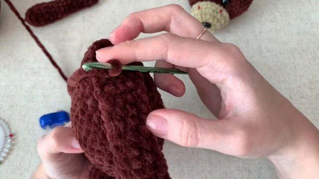 Вязаный медвежонок крючком из плюшевой пряжи. Мастер-класс по вязанию игрушки амигуруми. Часть 2