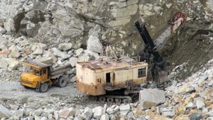 Карьерный труженик, Белаз-7540 спуск и погрузка гранита