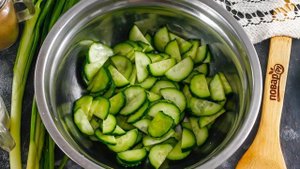 Салат с морской капустой и свежим огурцом