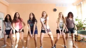 молодые девушки школьницы танцы в шортах