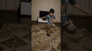 ШОК!!! Мальчик очень круто танцует шафл ???