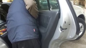 Снятие обивки задней двери ML 270 W 163