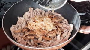 Бефстроганов из свинины с грибами по домашнему. Beef stroganoff from pork with mushrooms at home