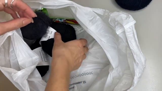 Распаковка пряжи на новые проекты. Твое хобби. Из чего вязать шапку-кошку. смотреть онлайн