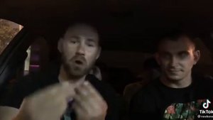 Круто зачитал рэп в машине