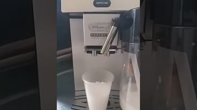 Приготовление капучино на кофемашине Delonghi Perfecta Capuchino ESAM 5550 смотреть онлайн
