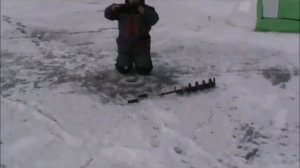 В соревновании зимние рыбалки,в г Екатеринбурге Свердловской области лед Белоярки  ноябрь 2014г