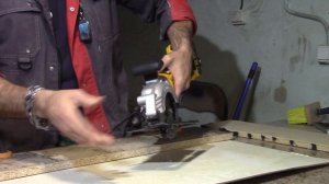 Весьма удобная циркулярная пила от Dewalt dcs571!