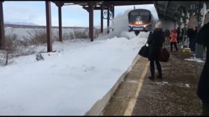 Случай на ДЖ вогзале. Поезд сбивает людей, силой снега =)