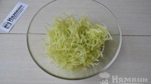 Салат из зеленой редьки с говядиной, жареной морковью и луком