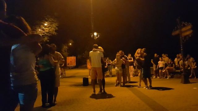 КАК УКРАИНЦЫ ПРОВОДЯТ ВОСКРЕСНЫЕ ВЕЧЕРА . смотреть онлайн