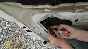 Замена актуатора замка двери на Toyota Vitz