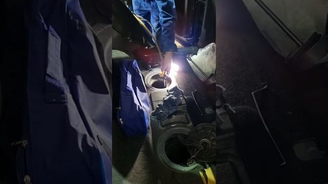 Замена топливного фильтра Тигуан 2.0 Tsi, демонтаж топливного насоса для промывки сетки насоса.