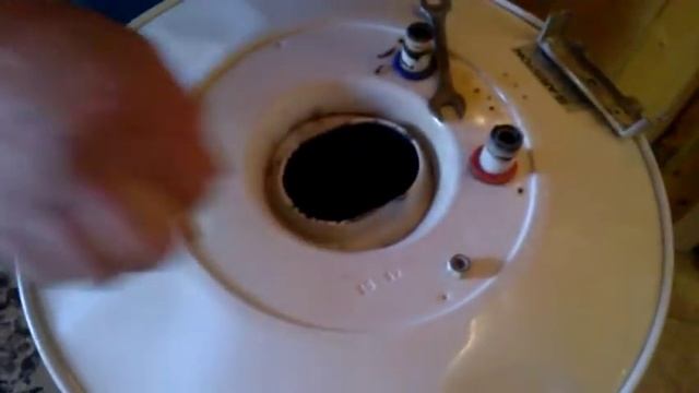 Ремонт водонагревателя Ariston. Часть 1- Снятие тена с водонагревателя смотреть онлайн