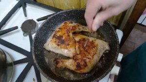 Как пожарить и приготовить куриные окорочка на сковороде ?
