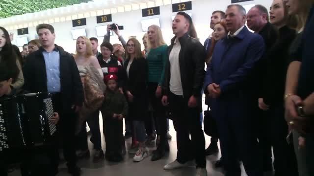 Флешмоб в аэропорту Симферополя ко Дню освобождения города. (2019-04-13)