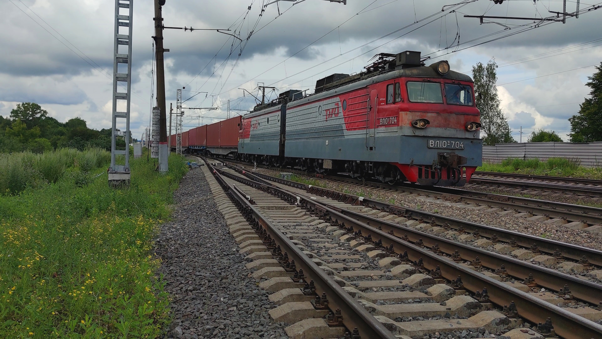 Железная дорога. Электровоз ВЛ10У-704 с грузовым поездом. смотреть онлайн