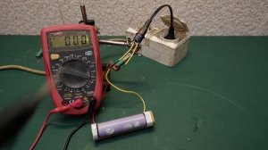 СПОРИМ, Я ЗАРЯЖУ АККУМУЛЯТОР 18650 от сети в 220 вольт! Необычная схема зарядки.