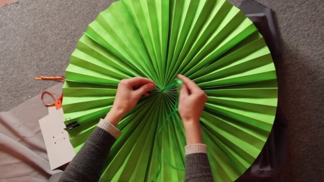 Веер вертушка диаметром 60 см от мастерской бумажного декора Pompons Shop