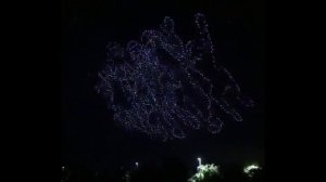 Впечатляющее шоу дронов в ночном небе