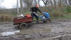 Мотоблок Нева с груженой землей тележкой