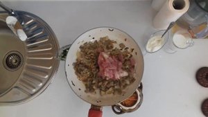 Жаркое в горшочках с грибами и свининой