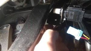 ВольвоXC70 как правильно снять " лягушку"-датчик положения тормозной педали.