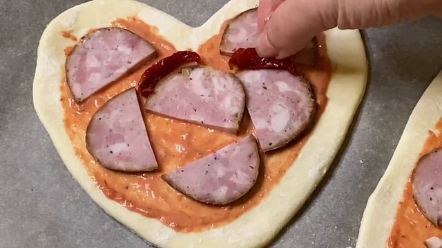 Домашняя ПИЦЦА ИЗ СЛОЕНОГО ТЕСТА! Рецепт Мини Пиццы с Грибами Колбасой и Сыром в Духовке.