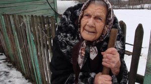 103-летняя бабушка поет хиты былых времен