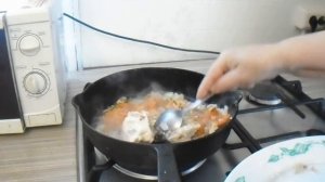 МАКАРОНЫ С Тушенкой . ЖАРИМ макароны на сковороде по флотски .Обьедение!!!