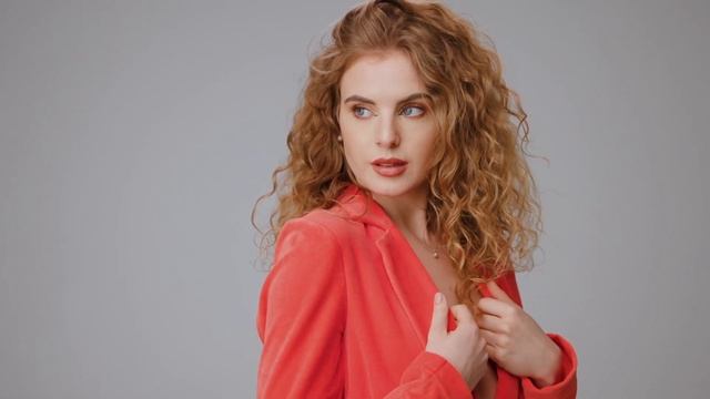 Canon EOS R5C - Best hybrid camera on the market?? Hands on first look and sample footage смотреть онлайн