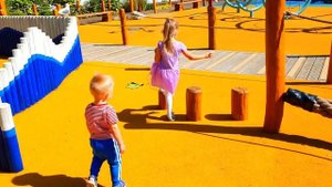 Эльвира и братик ИГРАЮТ В ИГРУ ПОЛ ЭТО ЛАВА НА ПЛОЩАДКЕ ДЛЯ ДЕТЕЙ