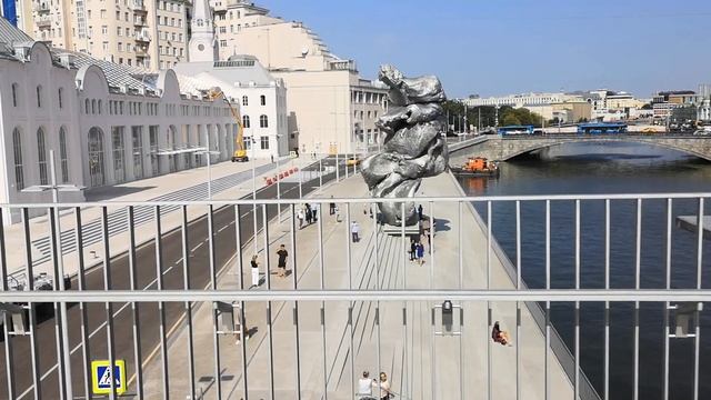 Скульптура на Болотной набережной