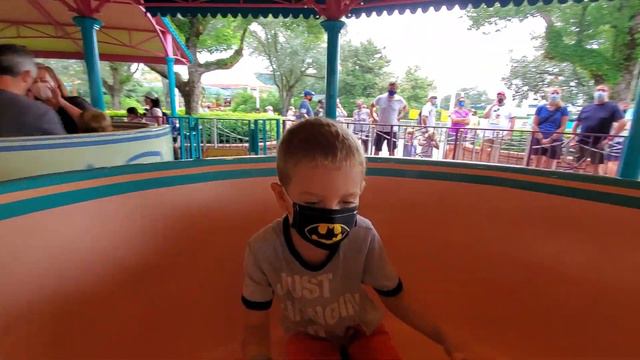 David goes on the Teacup Ride!!! Давид катается на карусели "Чайные Чашки" в Дисней Лэнде смотреть онлайн