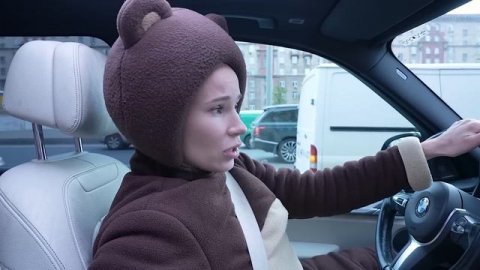 Маленькая Вера и Медведь - Учимся водить машину с Медведем - Едем на шоу Синего Трактора