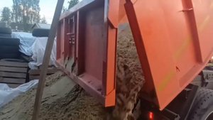 Выгрузка песка желтого 5 тонн г. Лесной