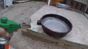 ЛАЙФХАК. Очистка сковороды от нагара газовой горелкой.