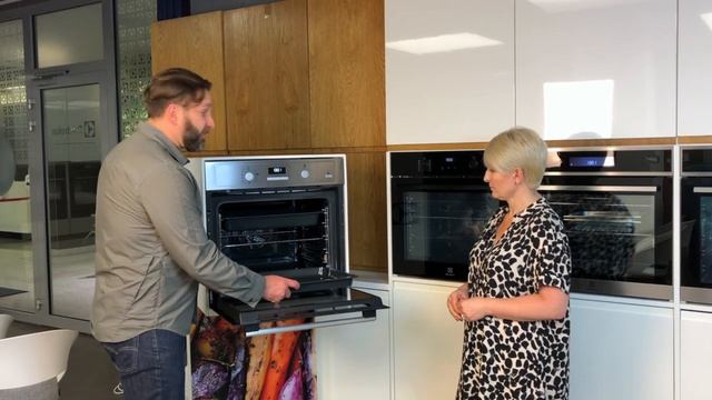 Piekarniki parowe Electrolux seria 600 SteamBake смотреть онлайн