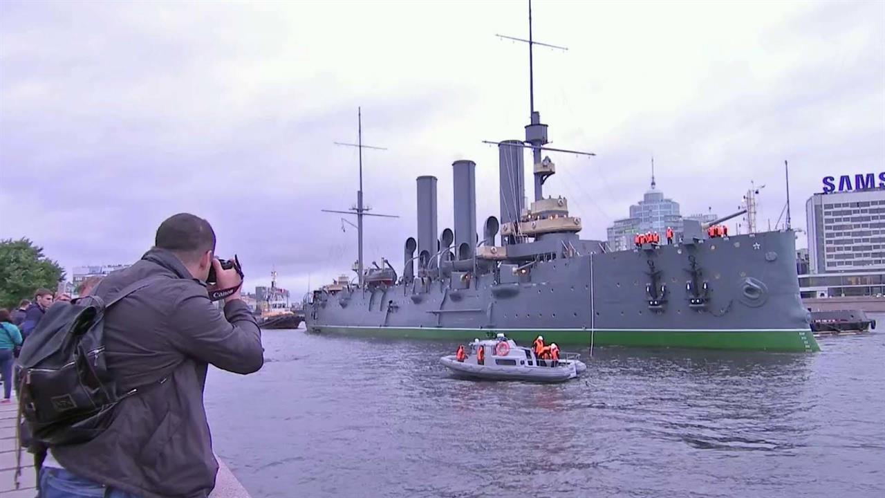К месту своей постоянной стоянки после ремонта прибыл знаменитый крейсер "Аврора"