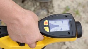 Поиск подземной трубы с помощью трассоискателя vScan