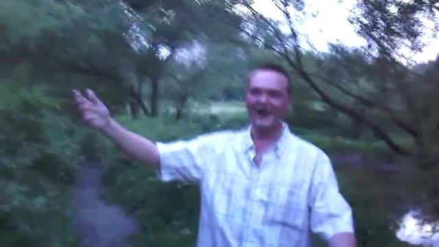 "А за деревом дерево" исполняет Андрей Головин