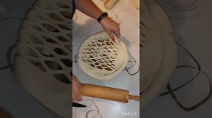 Красивый пирог из дрожжевого теста с яблоками и корицей