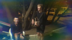 Классно поёт песню В. Цоя