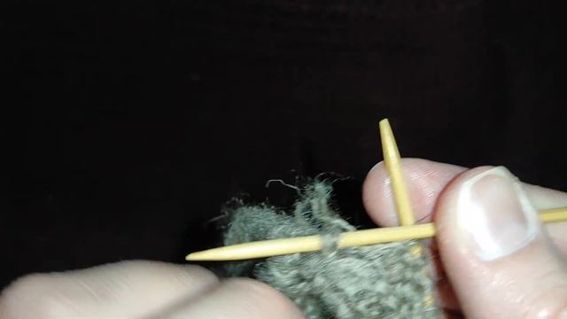 Как я ремонтирую мысок носка связанного спицами вручную / Как заштопать или залатать дырку в носке смотреть онлайн