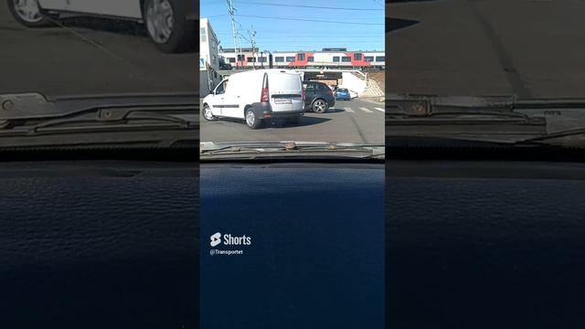 Кто то застрял под мостом по высоте одностороннее движение #shorts