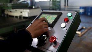 Станок для правки, рубки и гибки проволоки в работе