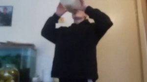 Мой друг ест солёные огурцы с молоком