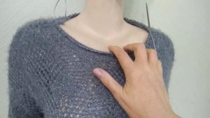 Переделка старого вязаного платья в стильный комплект, состоящий из свитерка и шапочки