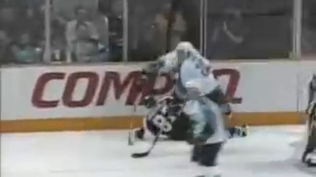 Bryan Marchment nails Donald Brashear смотреть онлайн
